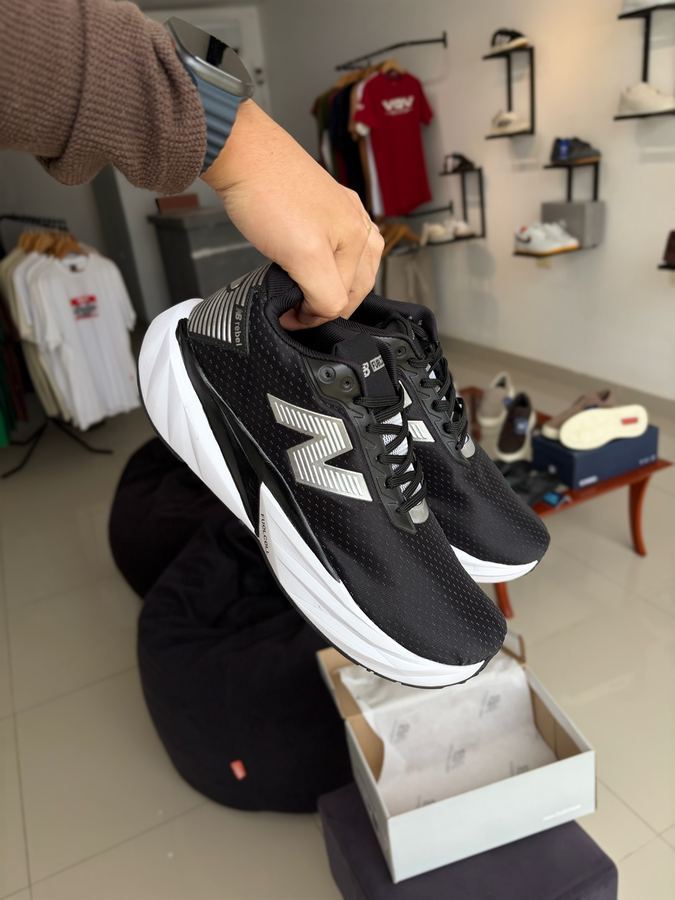 Tênis New Balance rebel v5 Preto/Branco