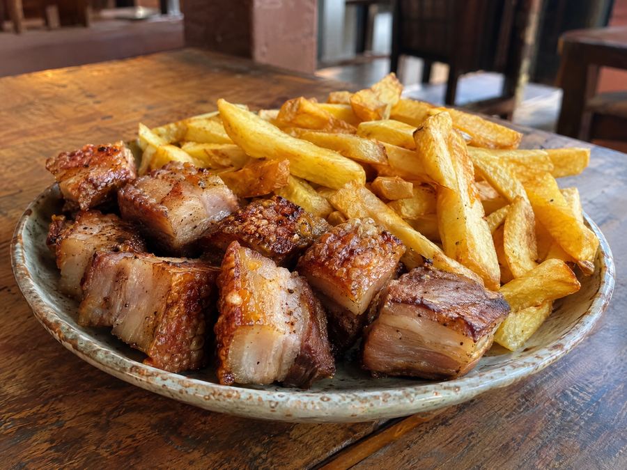 Panceta suína com fritas